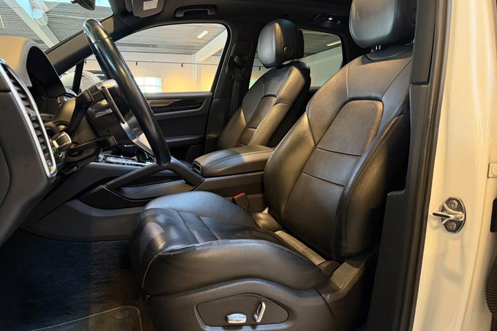 Hvid Porsche Cayenne fra 2017