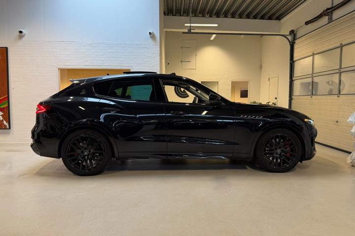 Sort Maserati Levante fra 2019