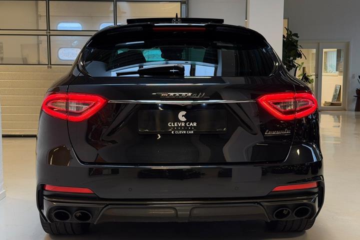 Sort Maserati Levante fra 2019