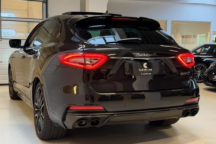 Sort Maserati Levante fra 2019