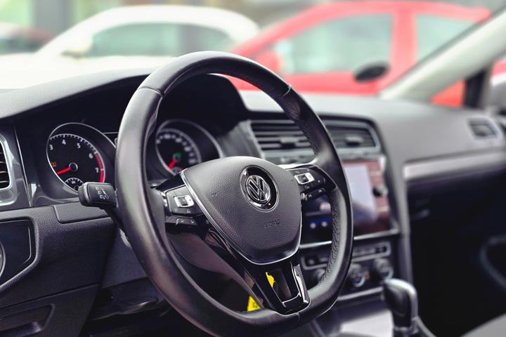 Sølv VW Golf VII fra 2018