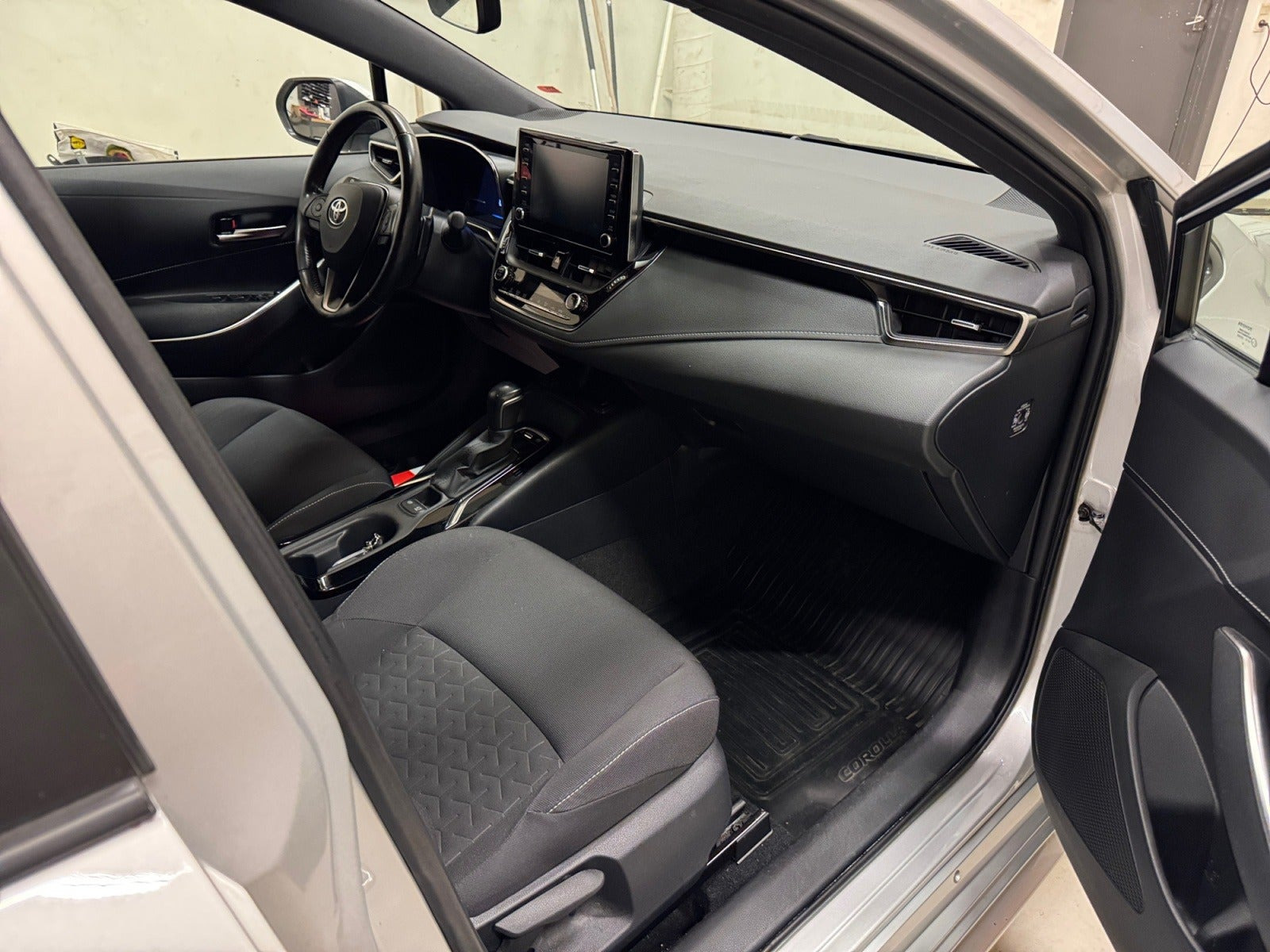 Sølv Toyota Corolla fra 2019
