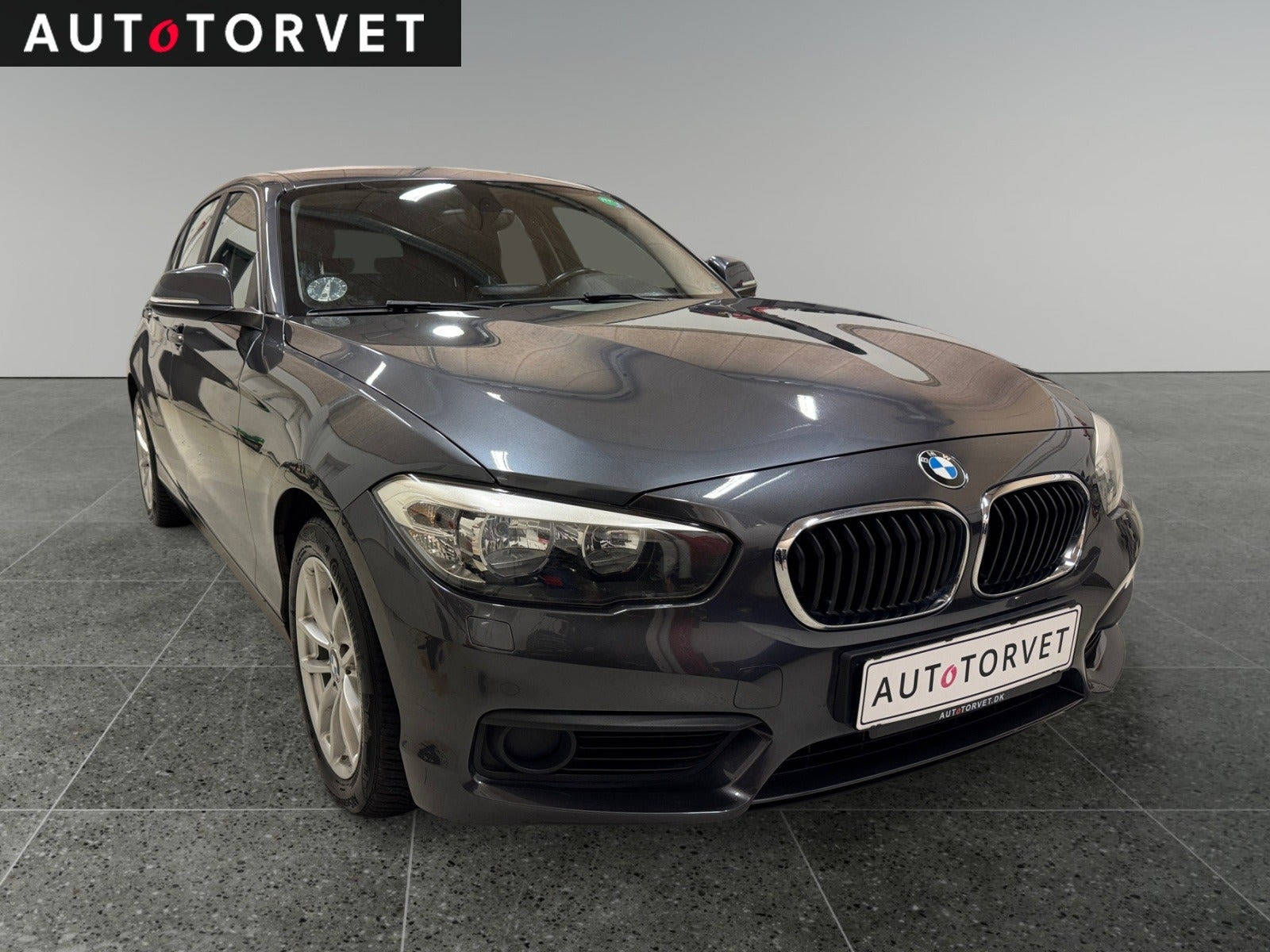 Grå BMW 118d fra 2018