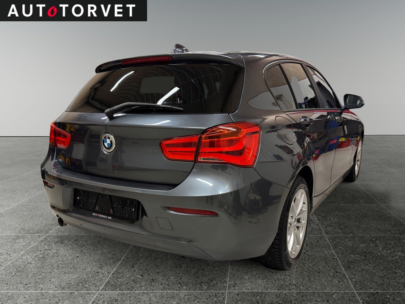 Grå BMW 118d fra 2018