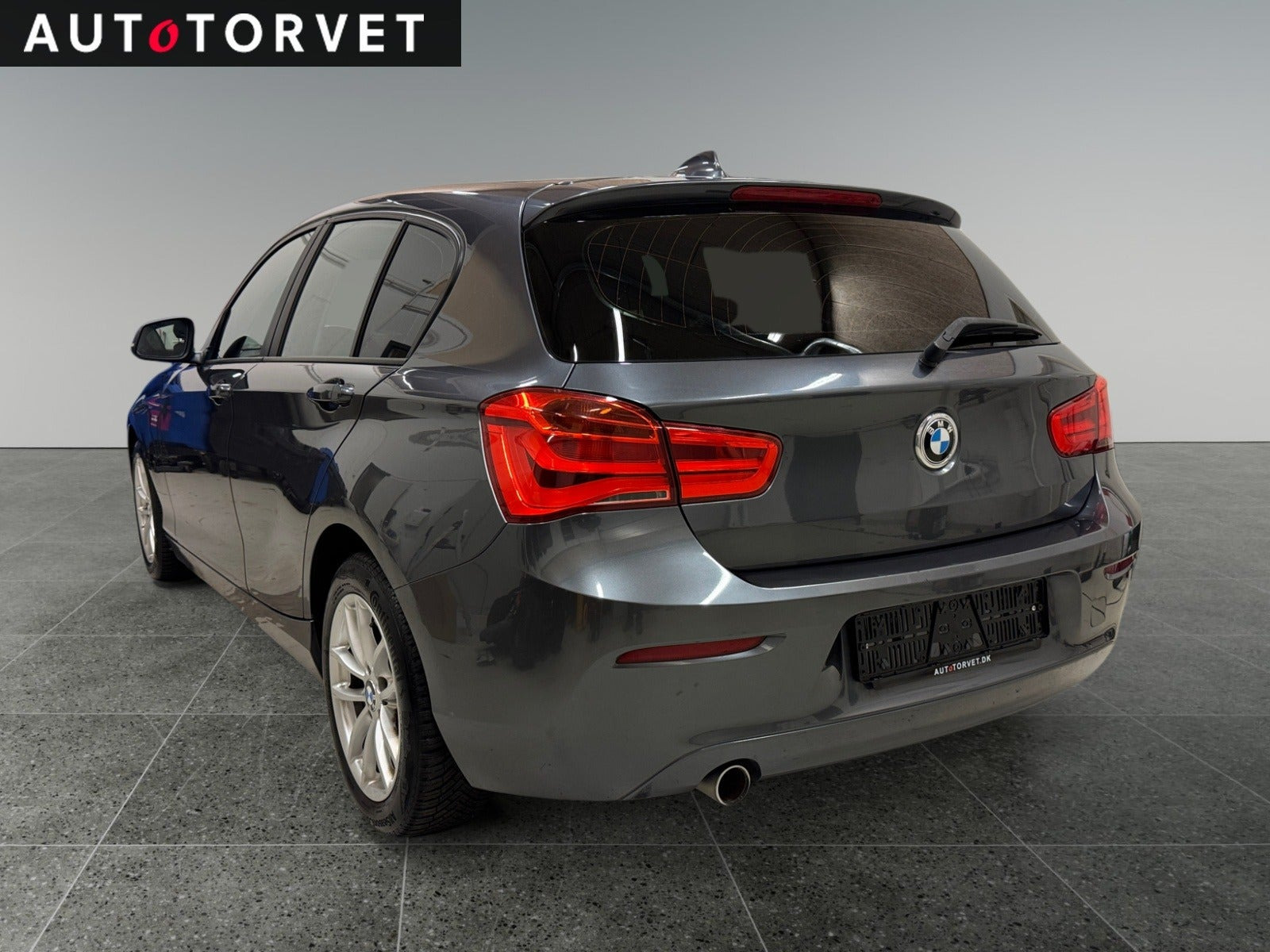 Grå BMW 118d fra 2018