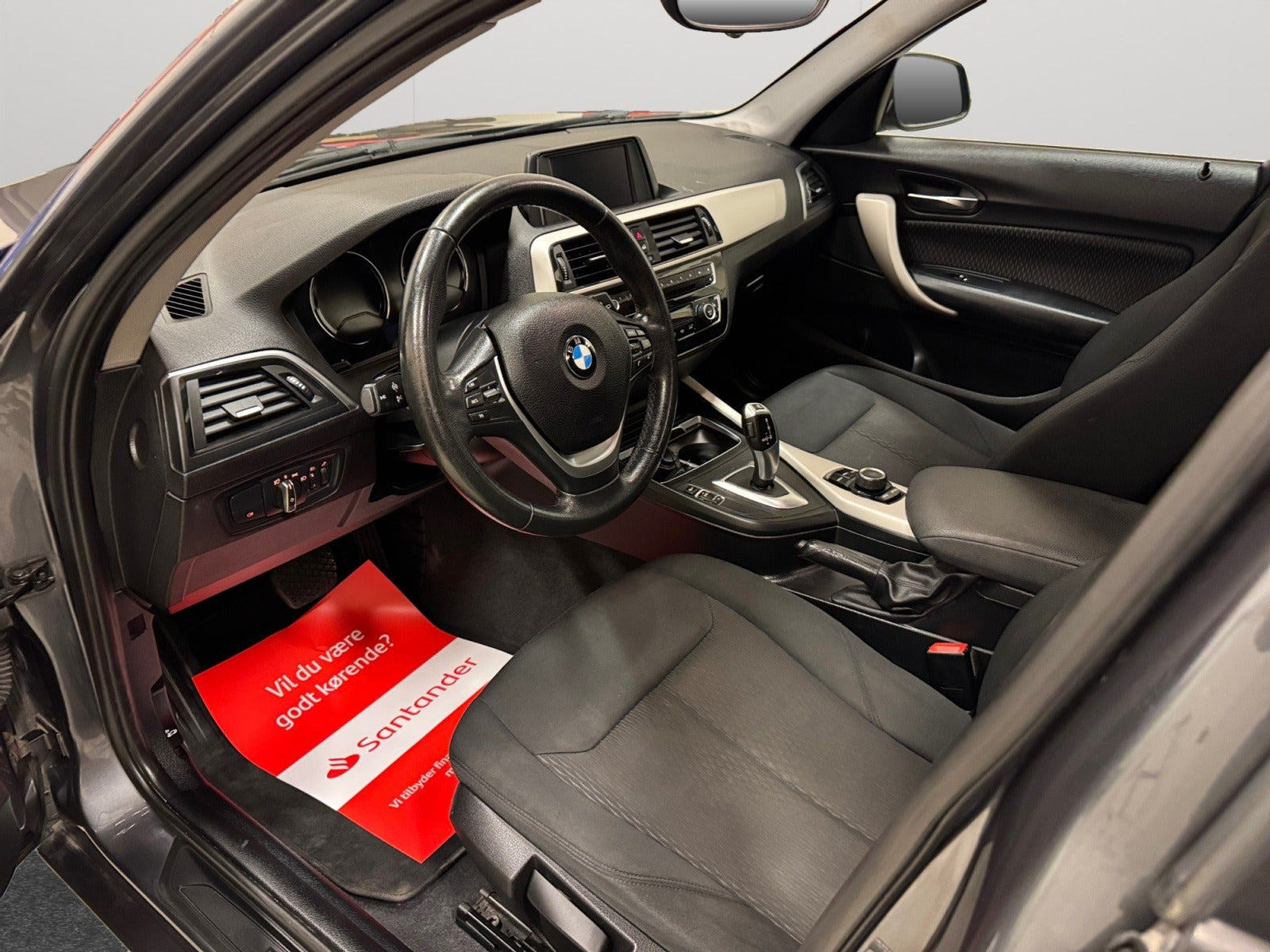 Grå BMW 118d fra 2018