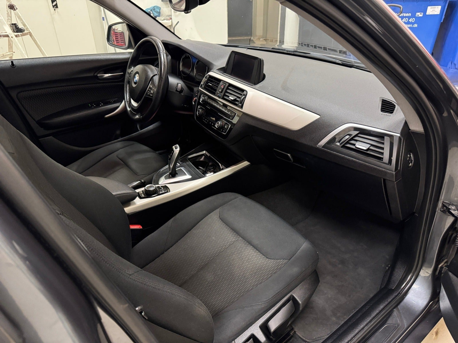 Grå BMW 118d fra 2018