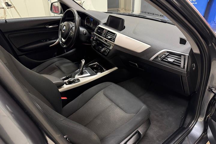 Grå BMW 118d fra 2018