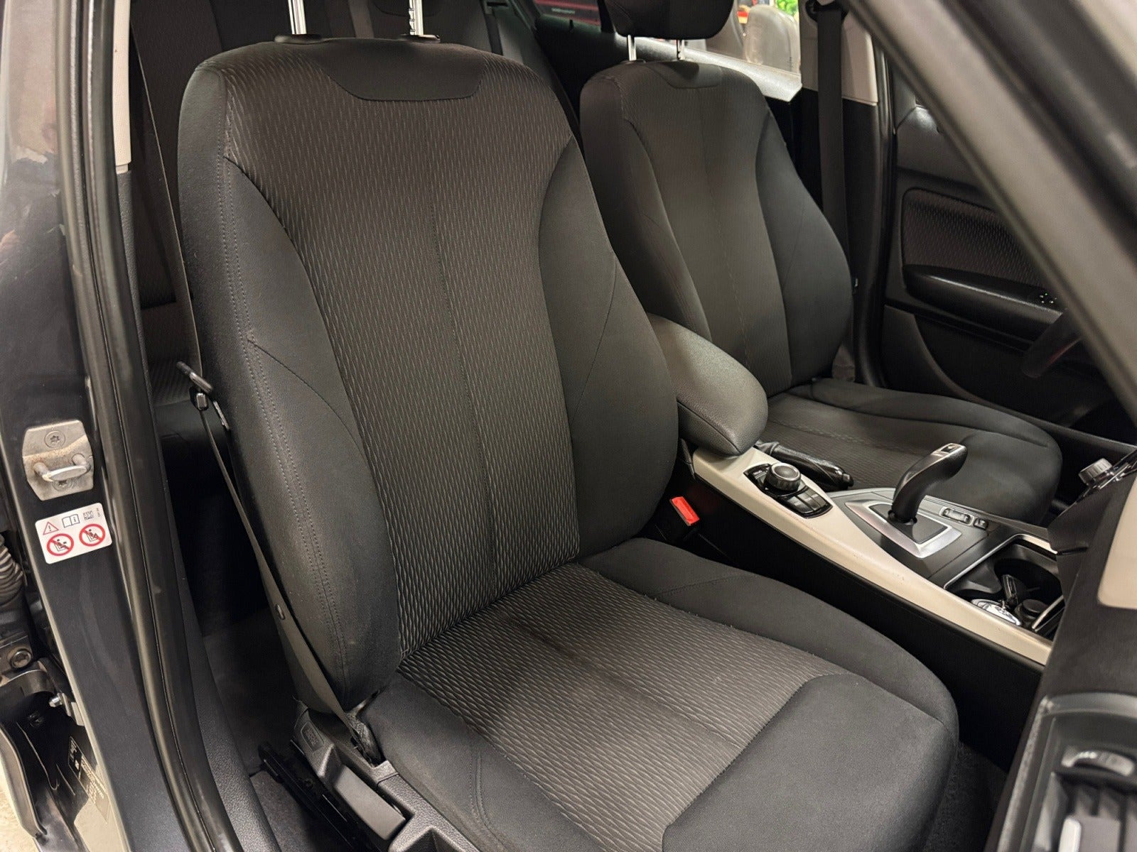 Grå BMW 118d fra 2018