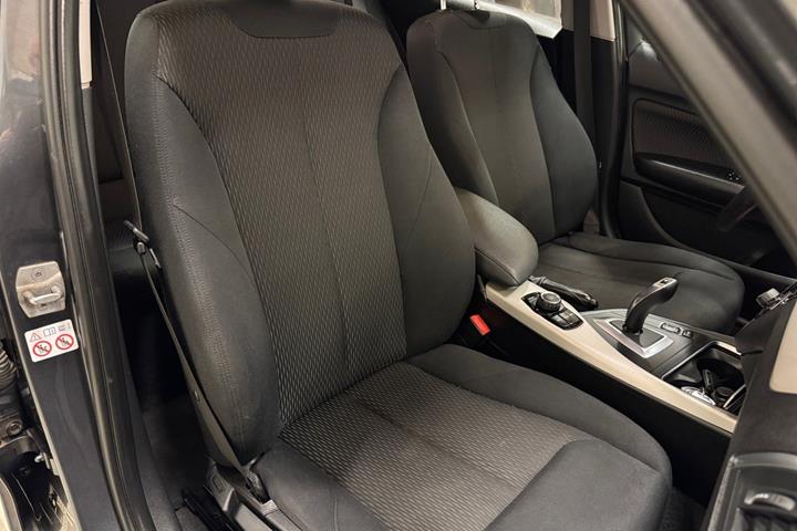 Grå BMW 118d fra 2018