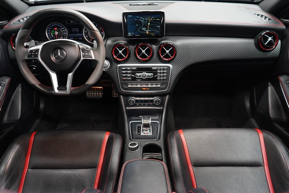 Grå Mercedes A45 fra 2015