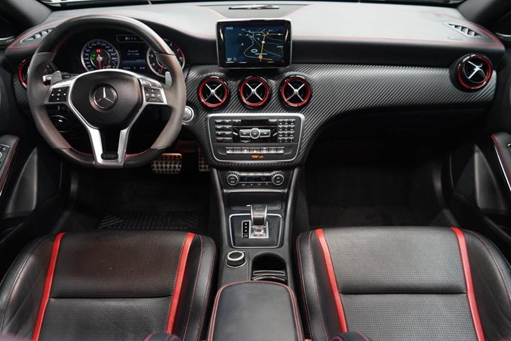Grå Mercedes A45 fra 2015