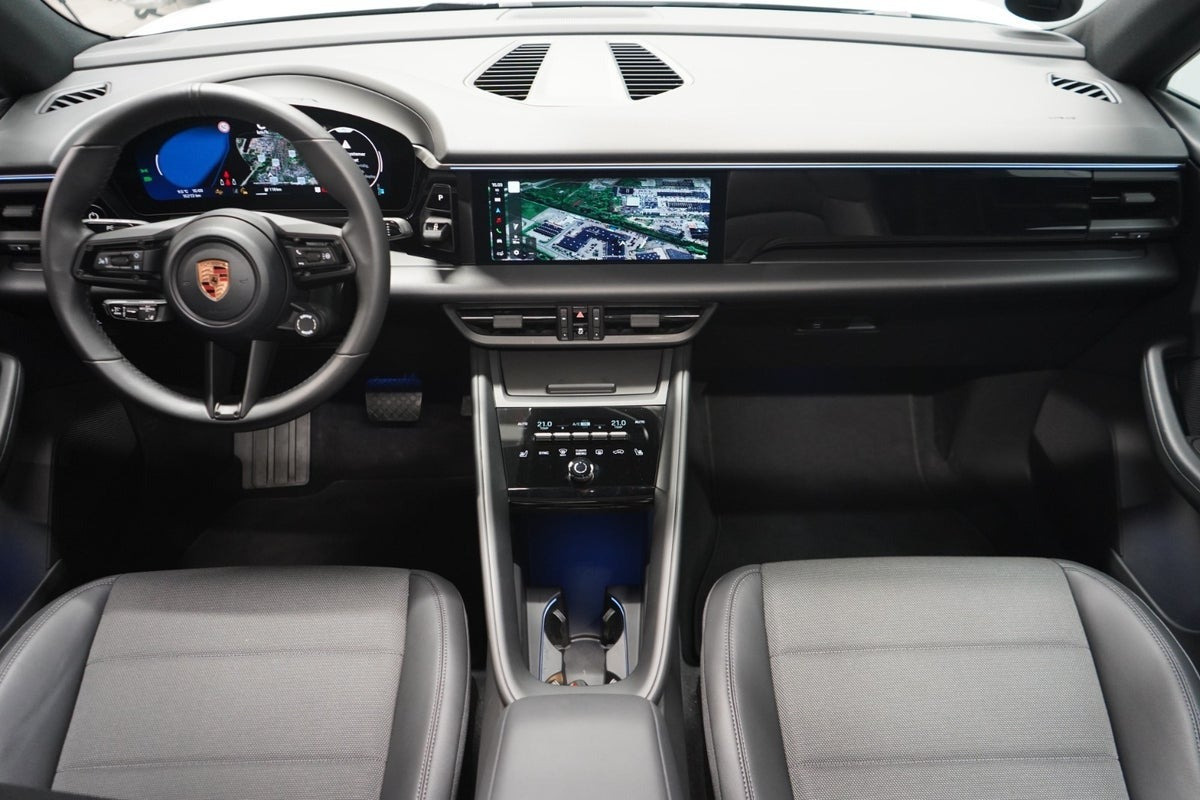 Hvid Porsche Macan fra 2025