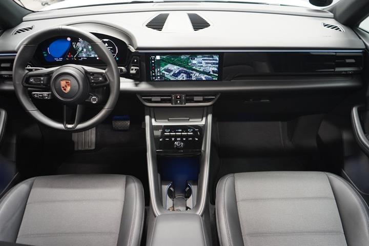 Hvid Porsche Macan fra 2025