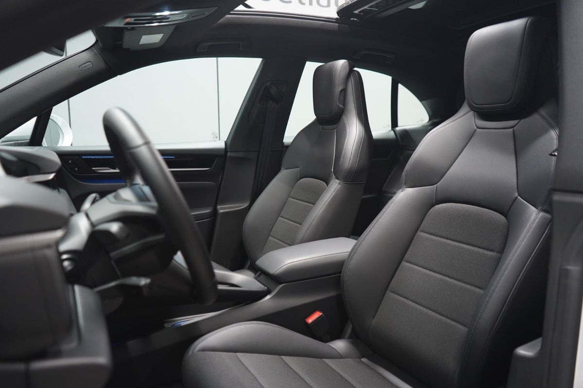 Hvid Porsche Macan fra 2025