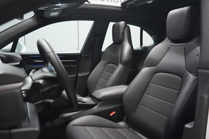 Hvid Porsche Macan fra 2025