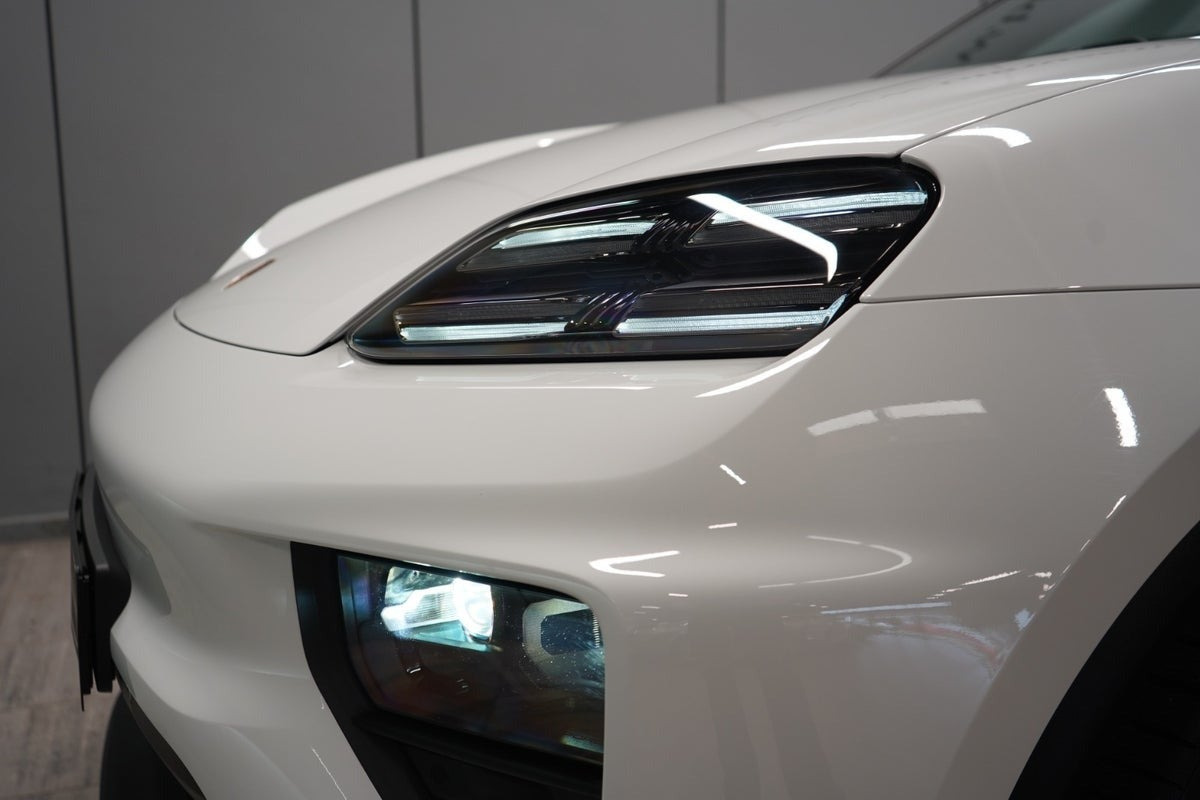 Hvid Porsche Macan fra 2025