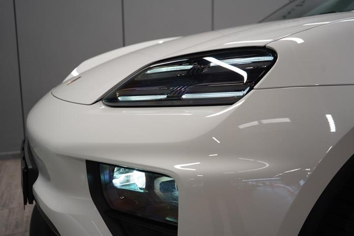 Hvid Porsche Macan fra 2025