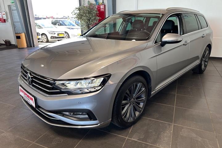 Grå VW Passat fra 2022