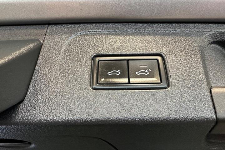 Grå VW Passat fra 2022