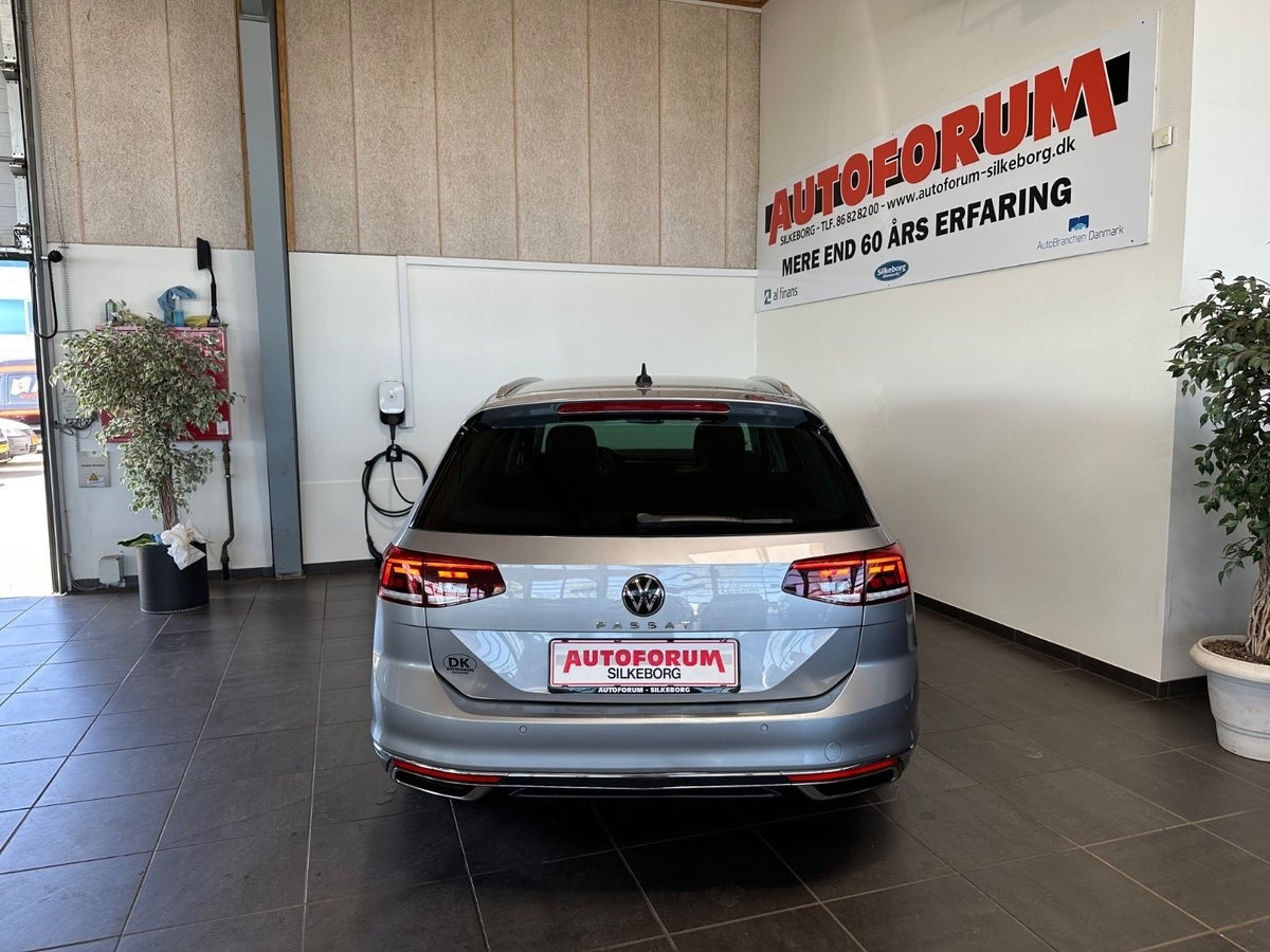 Grå VW Passat fra 2022