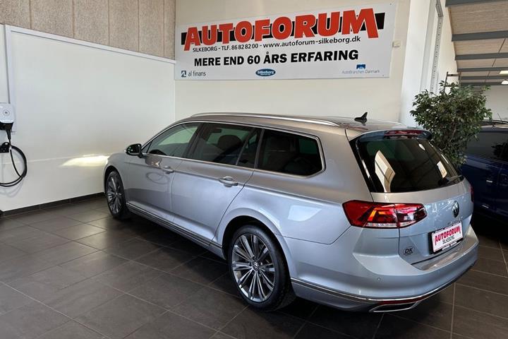 Grå VW Passat fra 2022