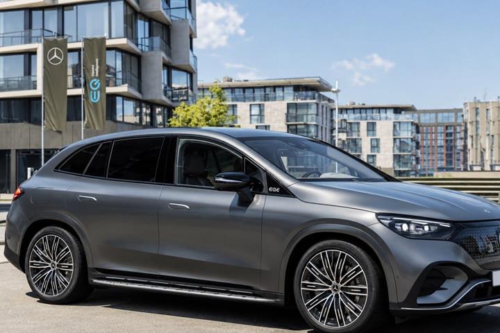 Grå Mercedes EQE350 SUV fra 2026