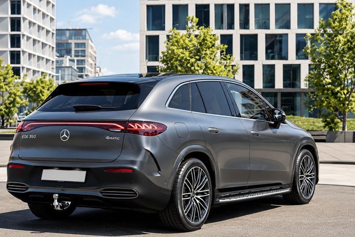 Grå Mercedes EQE350 SUV fra 2026
