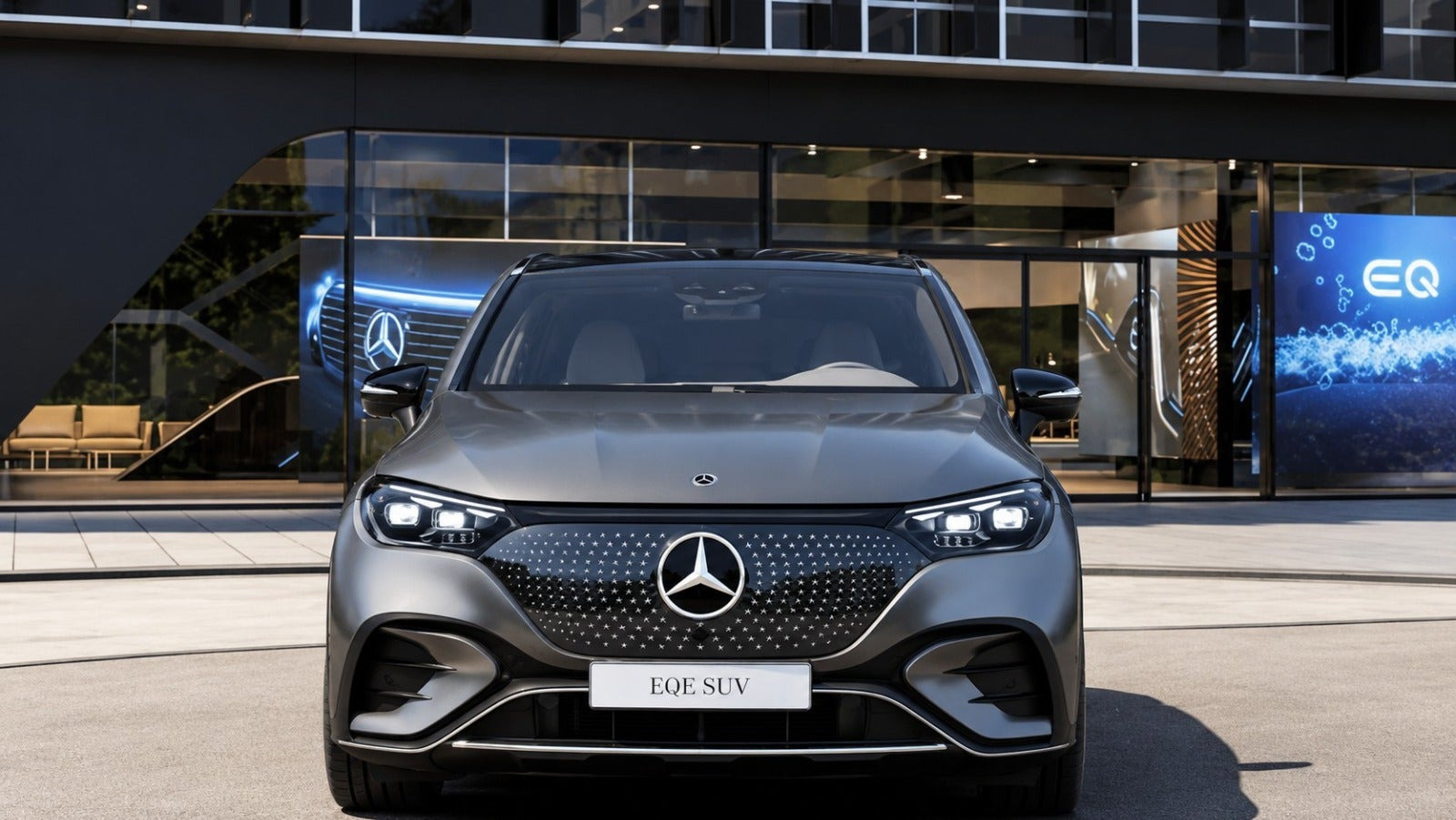 Grå Mercedes EQE350 SUV fra 2026