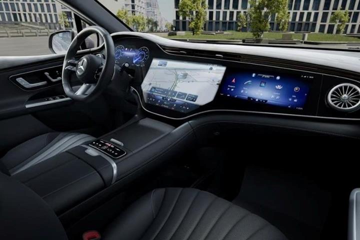 Grå Mercedes EQE500 SUV fra 2026