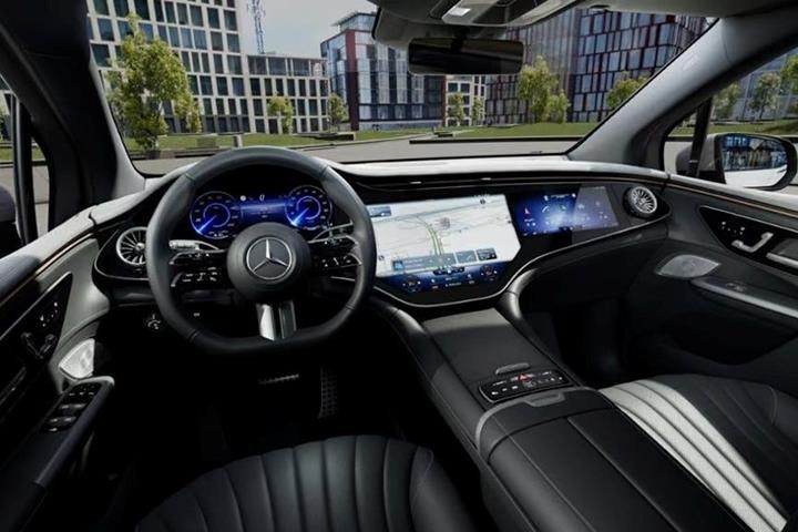 Grå Mercedes EQE500 SUV fra 2026
