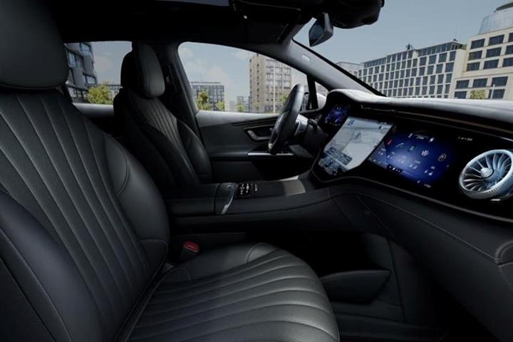 Grå Mercedes EQE500 SUV fra 2026