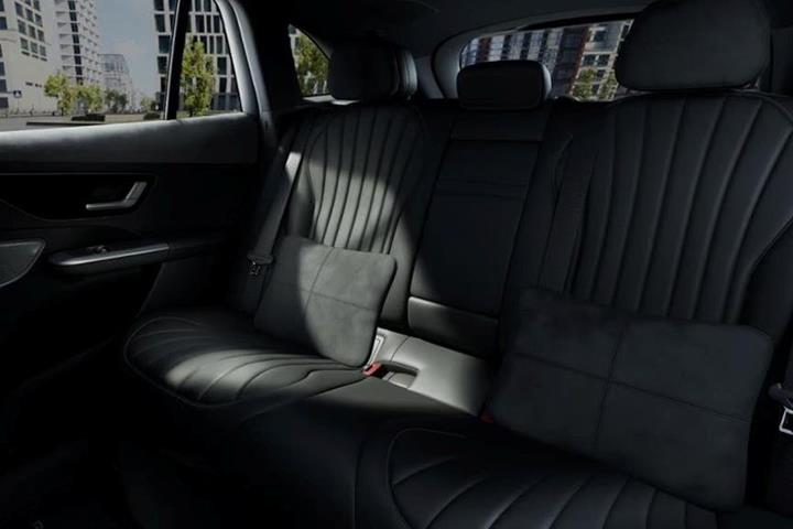 Grå Mercedes EQE500 SUV fra 2026