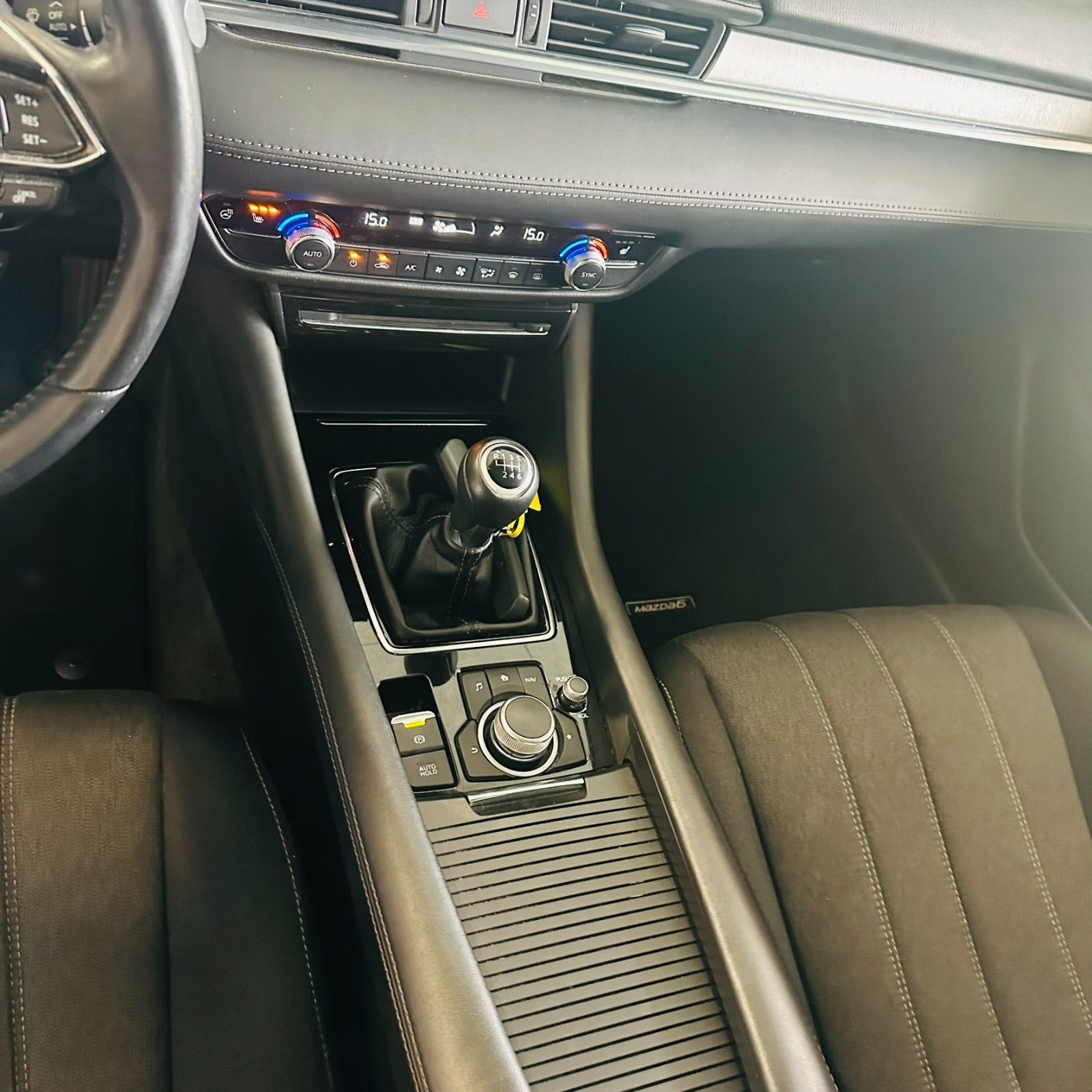 Grå Mazda 6 fra 2018