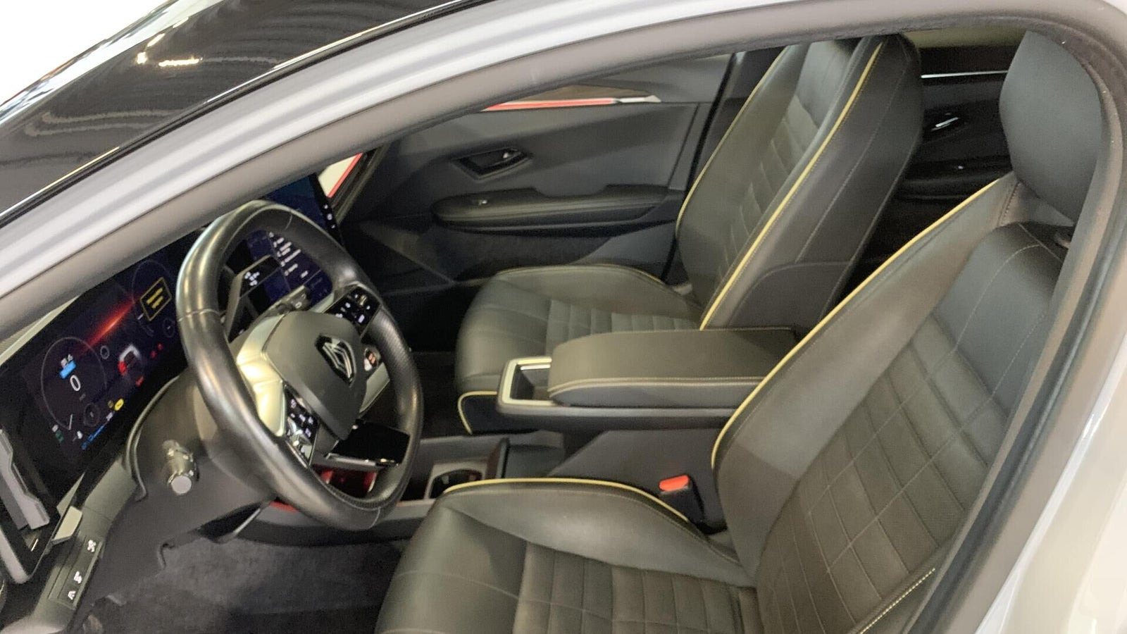 Grå Renault Megane E-Tech fra 2023