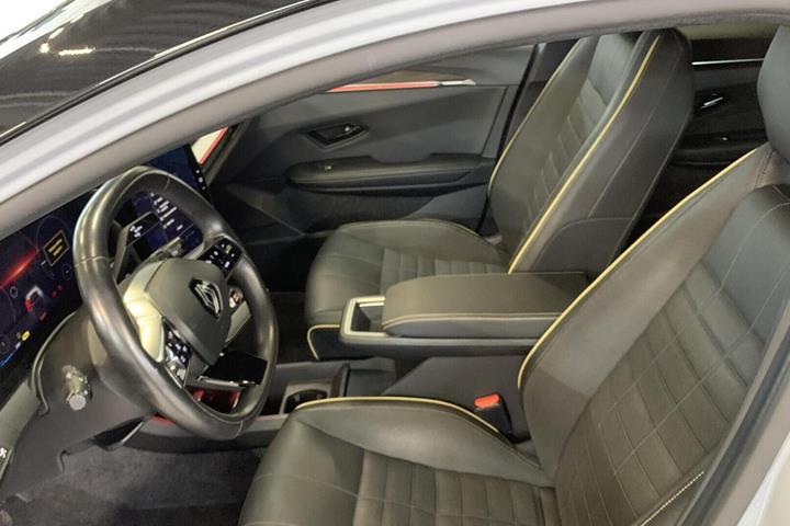 Grå Renault Megane E-Tech fra 2023