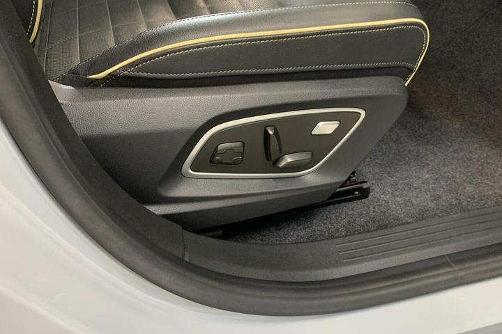 Grå Renault Megane E-Tech fra 2023