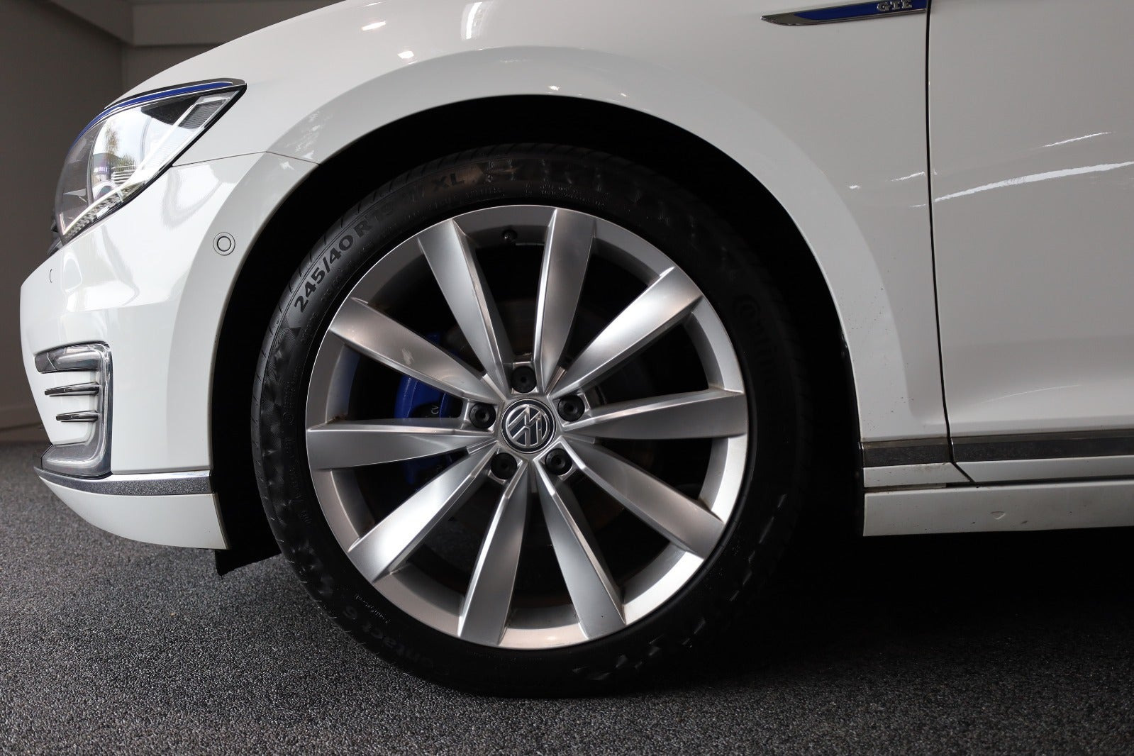 Hvid VW Passat fra 2016