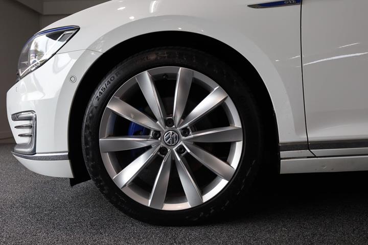 Hvid VW Passat fra 2016