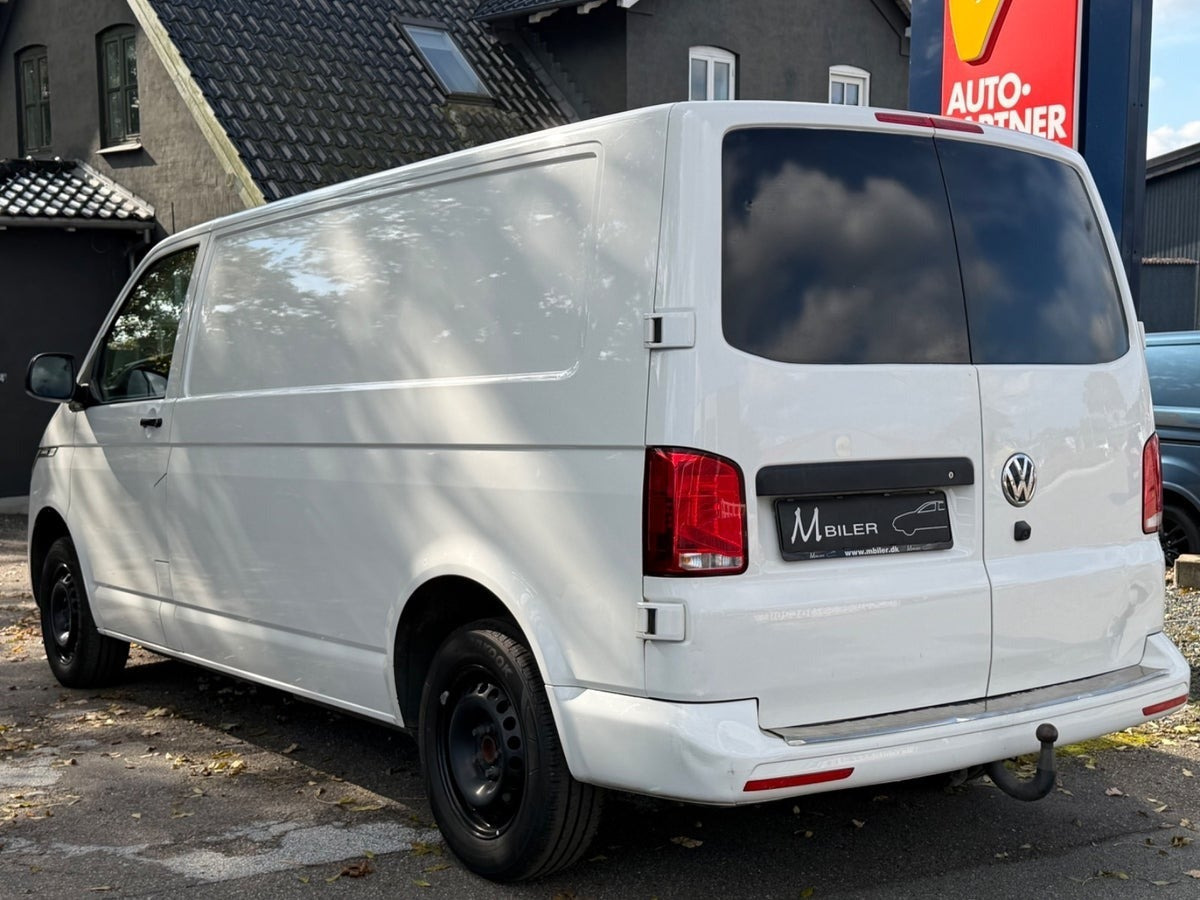 Hvid VW Transporter fra 2021