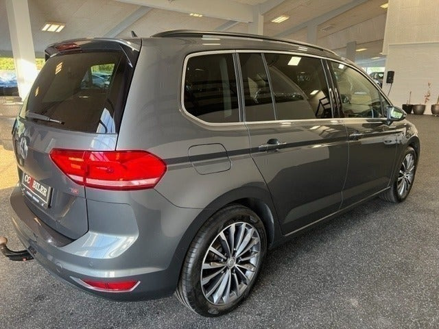 Grå VW Touran fra 2017