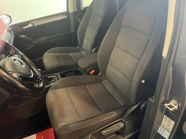 Grå VW Touran fra 2017