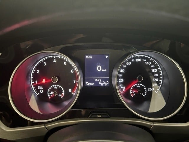 Grå VW Touran fra 2017