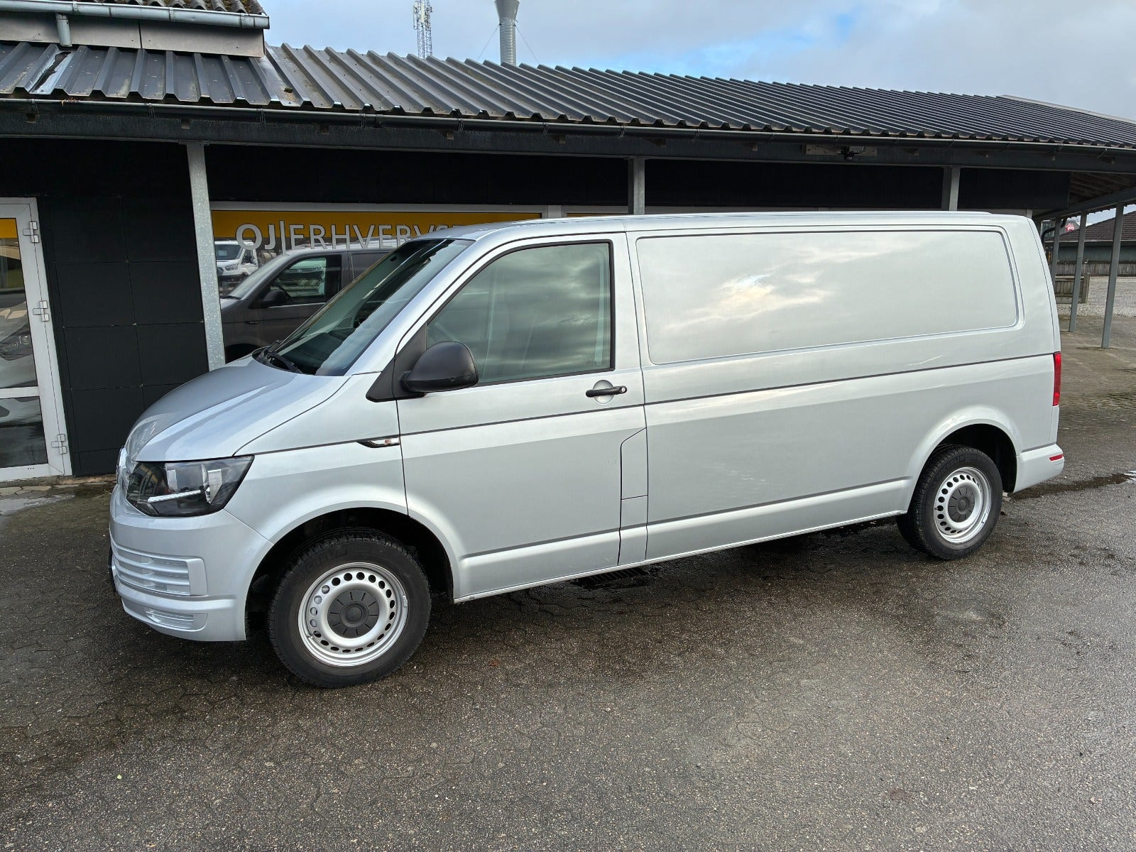 Sølv VW Transporter fra 2017