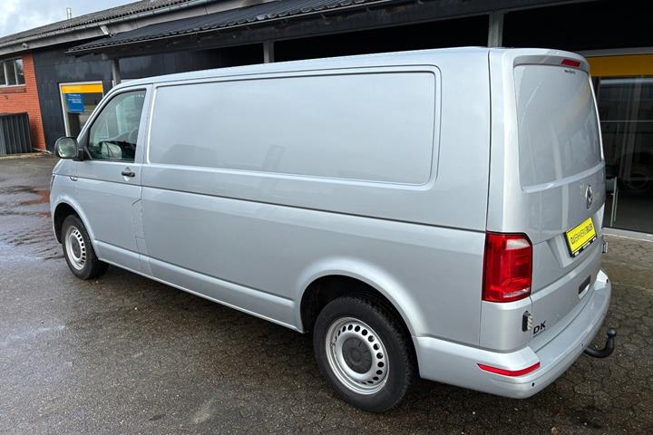 Sølv VW Transporter fra 2017