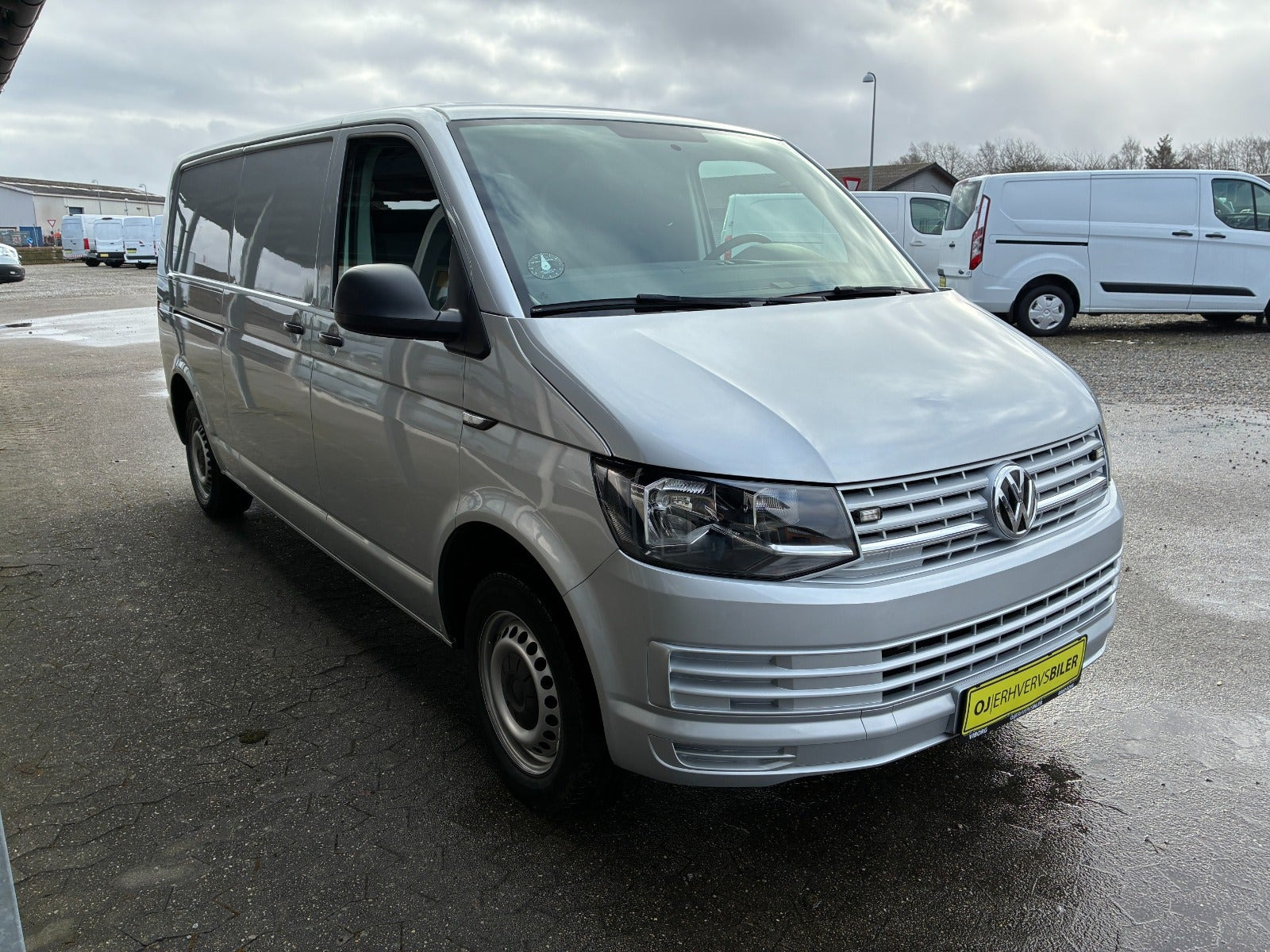 Sølv VW Transporter fra 2017