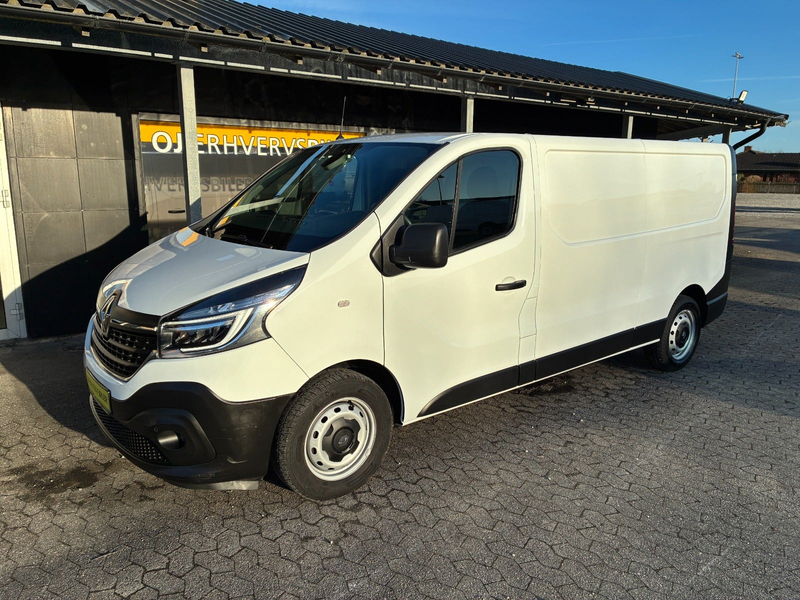 Hvid Renault Trafic T29 fra 2020