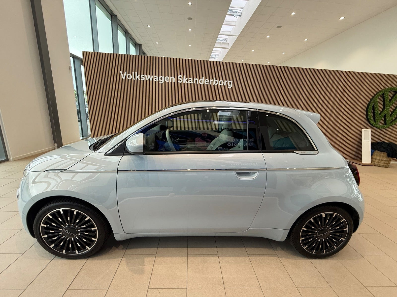Blå Fiat 500e fra 2023