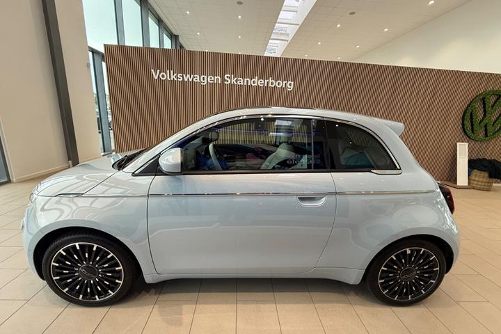 Blå Fiat 500e fra 2023