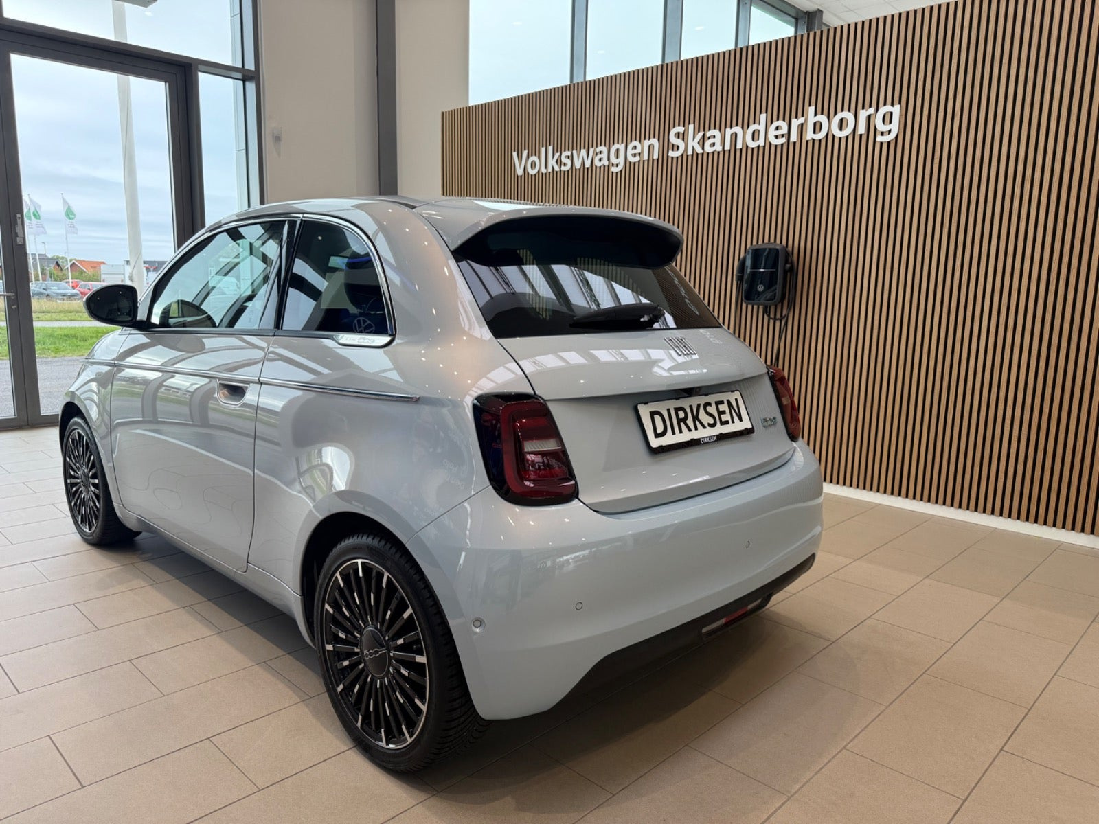 Blå Fiat 500e fra 2023